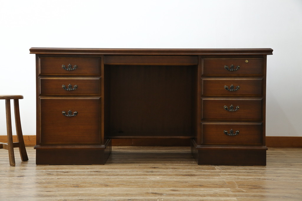 中古　美品　カリモク家具(karimoku)　COLONIAL(コロニアル)シリーズ　カントリースタイルのお部屋作りにおすすめのおしゃれな両袖机(在宅ワーク用、在宅用ワークデスク、書斎机)(定価約27万円)(R-081788)