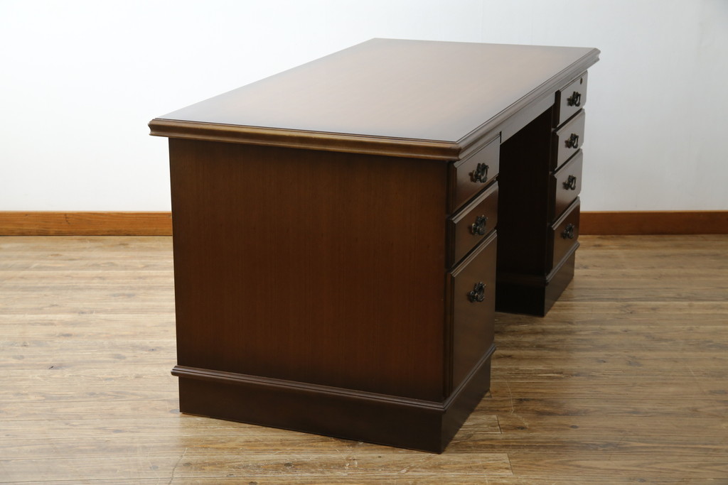 中古　美品　カリモク家具(karimoku)　COLONIAL(コロニアル)シリーズ　カントリースタイルのお部屋作りにおすすめのおしゃれな両袖机(在宅ワーク用、在宅用ワークデスク、書斎机)(定価約27万円)(R-081788)