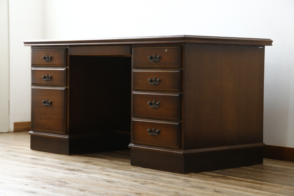 中古　美品　カリモク家具(karimoku)　COLONIAL(コロニアル)シリーズ　カントリースタイルのお部屋作りにおすすめのおしゃれな両袖机(在宅ワーク用、在宅用ワークデスク、書斎机)(定価約27万円)(R-081788)