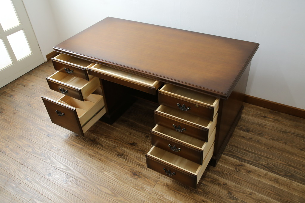 中古　美品　カリモク家具(karimoku)　COLONIAL(コロニアル)シリーズ　カントリースタイルのお部屋作りにおすすめのおしゃれな両袖机(在宅ワーク用、在宅用ワークデスク、書斎机)(定価約27万円)(R-081788)