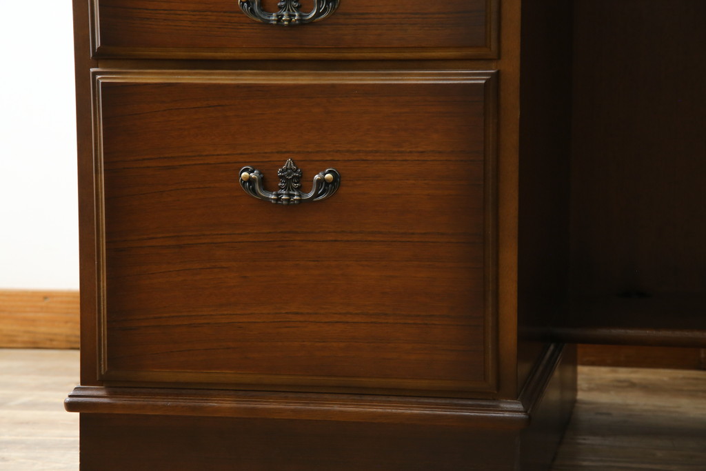 中古　美品　カリモク家具(karimoku)　COLONIAL(コロニアル)シリーズ　カントリースタイルのお部屋作りにおすすめのおしゃれな両袖机(在宅ワーク用、在宅用ワークデスク、書斎机)(定価約27万円)(R-081788)