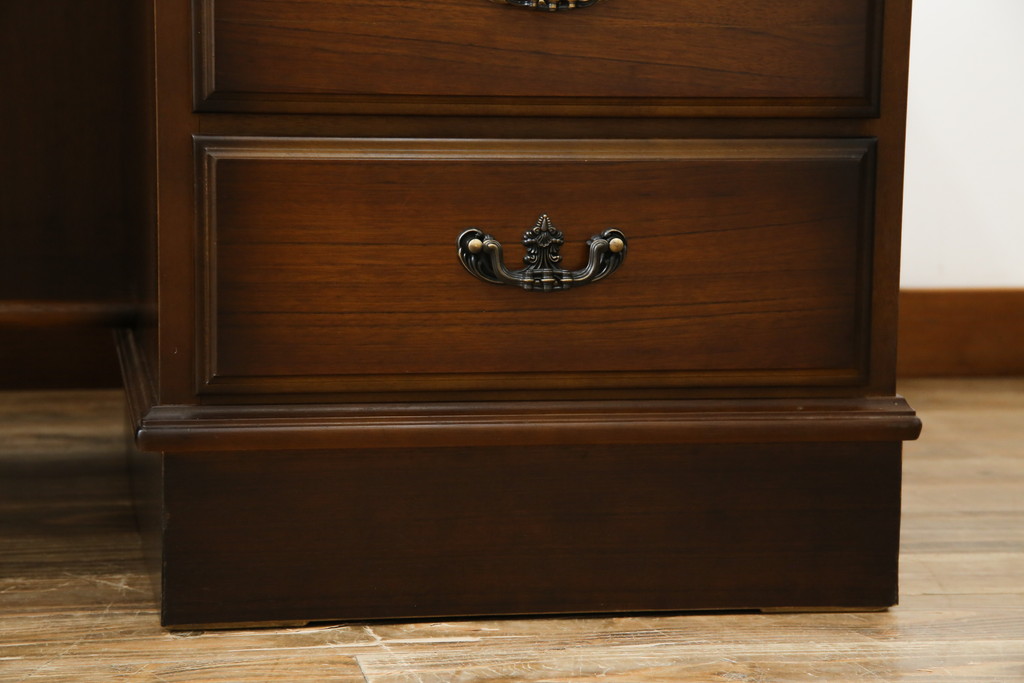 中古　美品　カリモク家具(karimoku)　COLONIAL(コロニアル)シリーズ　カントリースタイルのお部屋作りにおすすめのおしゃれな両袖机(在宅ワーク用、在宅用ワークデスク、書斎机)(定価約27万円)(R-081788)