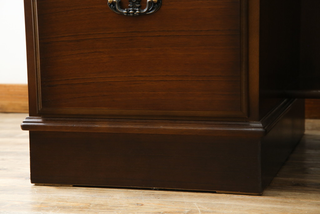 中古　美品　カリモク家具(karimoku)　COLONIAL(コロニアル)シリーズ　カントリースタイルのお部屋作りにおすすめのおしゃれな両袖机(在宅ワーク用、在宅用ワークデスク、書斎机)(定価約27万円)(R-081788)