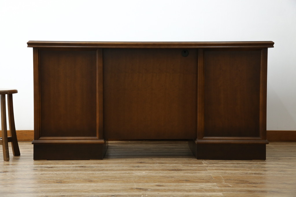 中古　美品　カリモク家具(karimoku)　COLONIAL(コロニアル)シリーズ　カントリースタイルのお部屋作りにおすすめのおしゃれな両袖机(在宅ワーク用、在宅用ワークデスク、書斎机)(定価約27万円)(R-081788)