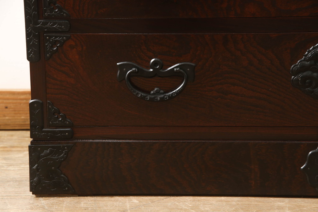 中古　美品　岩谷堂箪笥　黒々とした龍の金具が存在感を放つ収納箪笥(和たんす、整理箪笥、衣装タンス、サイドチェスト、引き出し)(R-060121)