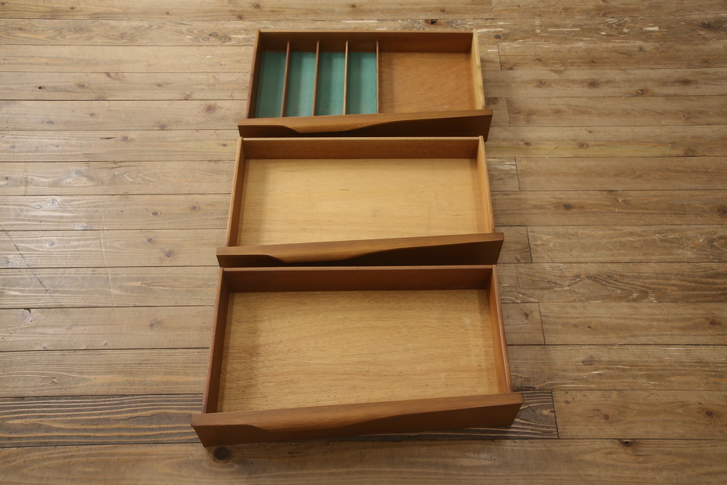 イギリスビンテージ　チーク材　ビューティリティ(Beautility)　木製リングの取手がアクセントのサイドボード(サイドキャビネット、リビングボード、収納棚、戸棚、ヴィンテージ)(R-062151)