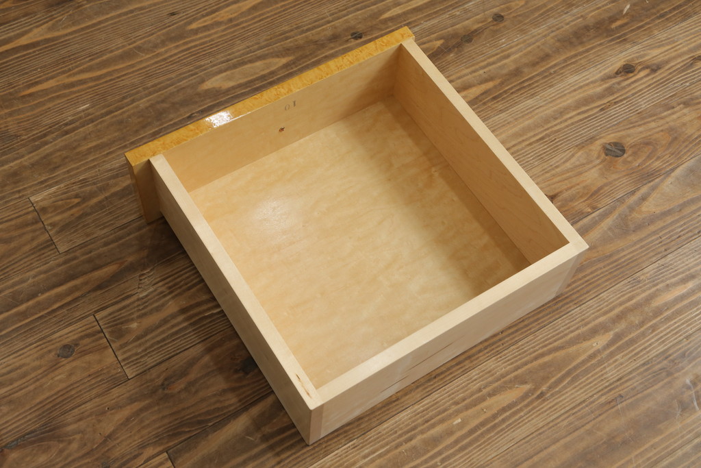 中古　美品　IDC大塚家具取り扱い　バーズアイメープル　SPRENDOR(スプレンダー)　特徴的な杢目と洗練されたデザインが美しいテレビ台(テレビボード、リビングボード、収納棚、戸棚)(R-076839)