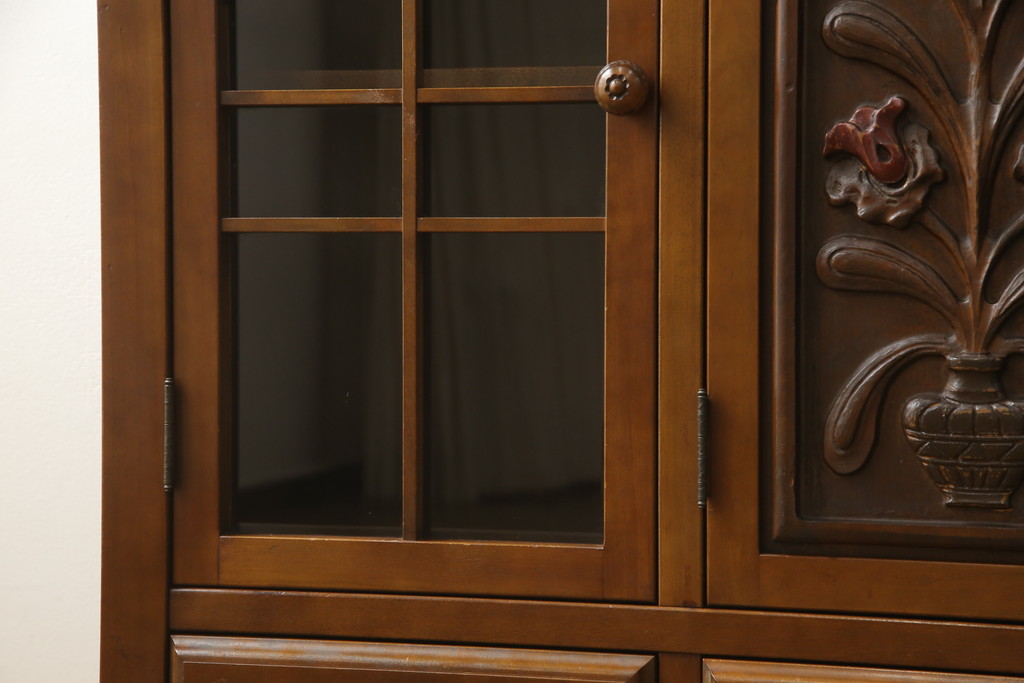 中古　美品　国会議事堂納品の高級家具メーカー　徳田家具　花の彫刻がかわいらしいサイドボード(収納棚、戸棚、キャビネット、リビングボード)(R-058458)