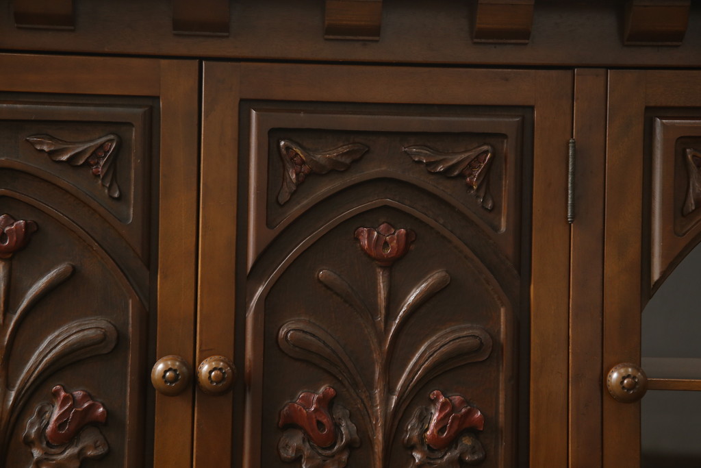 中古　美品　国会議事堂納品の高級家具メーカー　徳田家具　花の彫刻がかわいらしいサイドボード(収納棚、戸棚、キャビネット、リビングボード)(R-058458)
