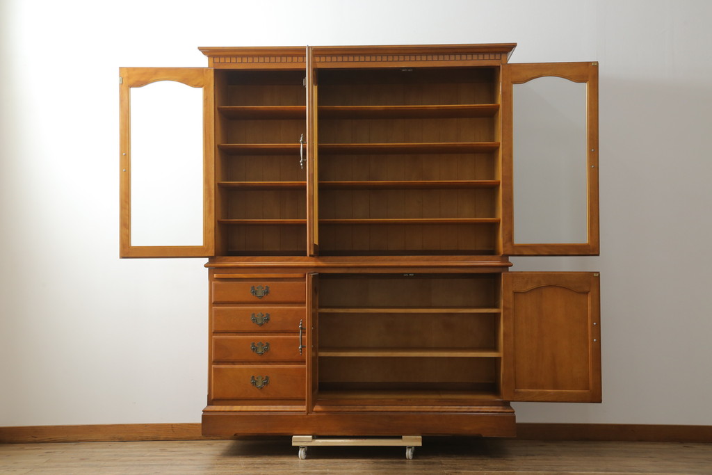 中古　美品　横浜クラシック家具　ダニエル(daniel)　アーリーアメリカンシリーズ　A-204　クラシカルな雰囲気のお部屋づくりにおすすめなチャイナキャビネット(食器棚、収納棚、戸棚、カップボード)(R-076840)