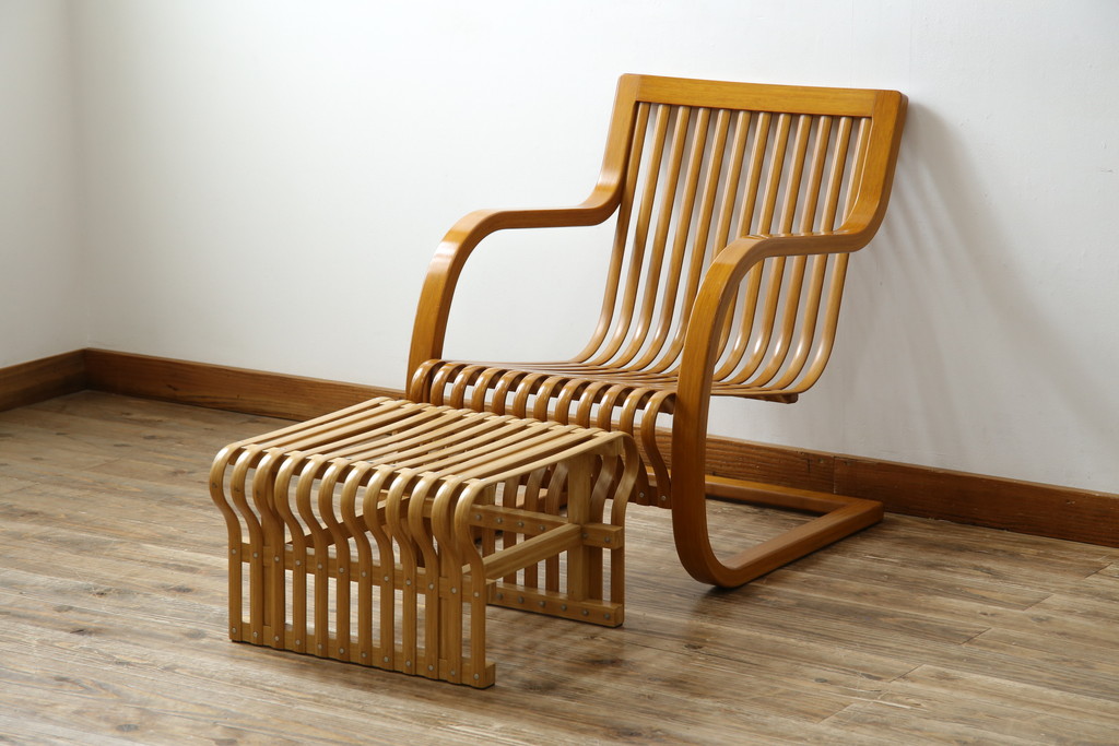 中古　美品　城所右文次デザイン　三越伊勢丹プロパティ・デザイン　Bamboo Chair　滑らかな曲線のデザインが目を惹くバンブーチェアと特注のオットマンのセット(アームチェア、安楽椅子、ディスプレイ、フットスツール)(チェア定価約54万円)(オットマン定価約30万円)(R-081257)