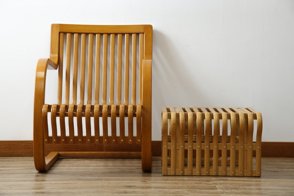 中古　美品　城所右文次デザイン　三越伊勢丹プロパティ・デザイン　Bamboo Chair　滑らかな曲線のデザインが目を惹くバンブーチェアと特注のオットマンのセット(アームチェア、安楽椅子、ディスプレイ、フットスツール)(チェア定価約54万円)(オットマン定価約30万円)(R-081257)