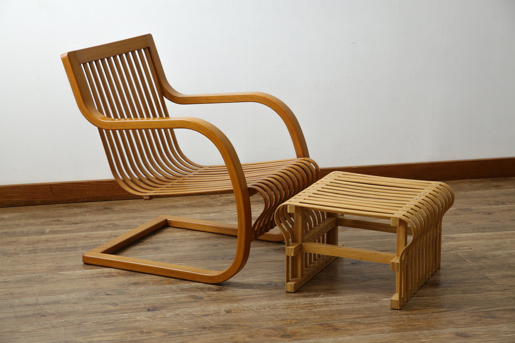 中古　美品　城所右文次デザイン　三越伊勢丹プロパティ・デザイン　Bamboo Chair　滑らかな曲線のデザインが目を惹くバンブーチェアと特注のオットマンのセット(アームチェア、安楽椅子、ディスプレイ、フットスツール)(チェア定価約54万円)(オットマン定価約30万円)(R-081257)