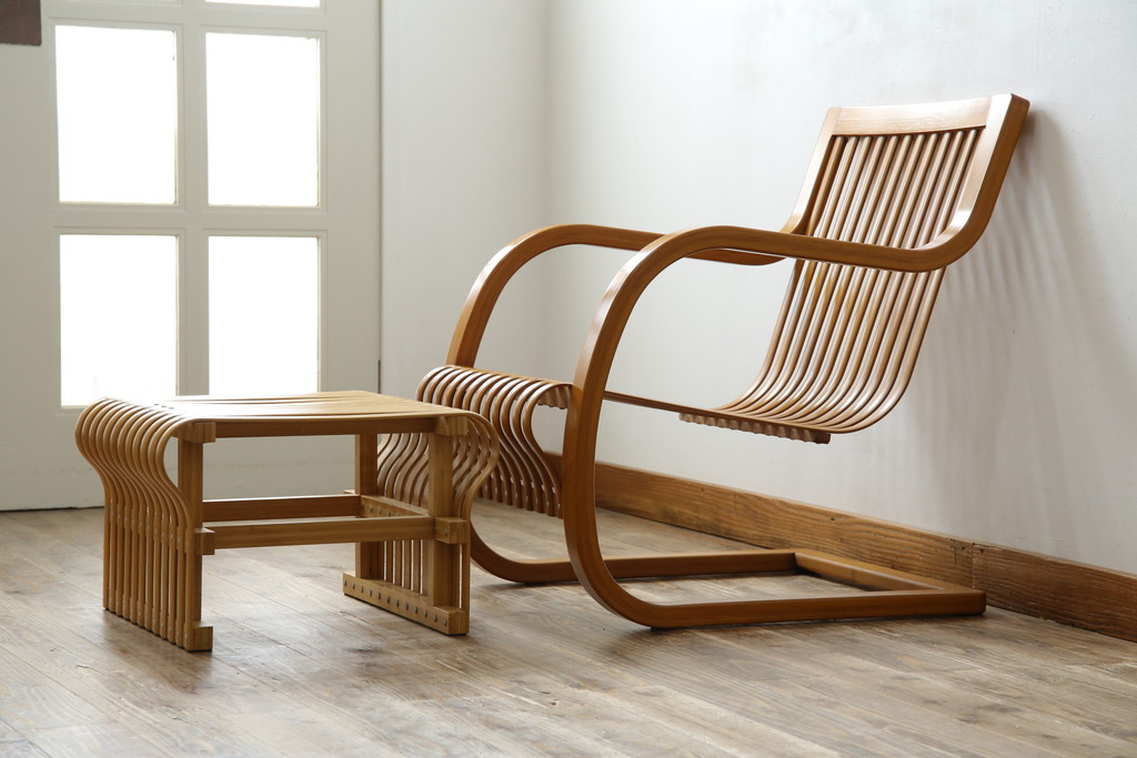 中古　美品　城所右文次デザイン　三越伊勢丹プロパティ・デザイン　Bamboo Chair　滑らかな曲線のデザインが目を惹くバンブーチェアと特注のオットマンのセット(アームチェア、安楽椅子、ディスプレイ、フットスツール)(チェア定価約54万円)(オットマン定価約30万円)(R-081257)