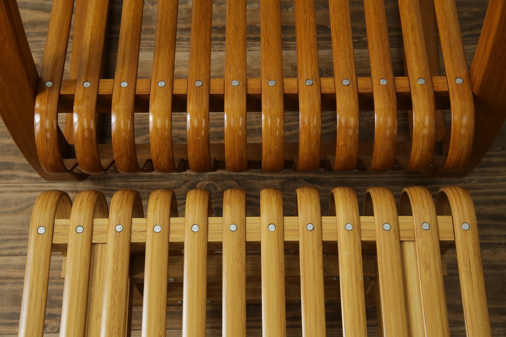 中古　美品　城所右文次デザイン　三越伊勢丹プロパティ・デザイン　Bamboo Chair　滑らかな曲線のデザインが目を惹くバンブーチェアと特注のオットマンのセット(アームチェア、安楽椅子、ディスプレイ、フットスツール)(チェア定価約54万円)(オットマン定価約30万円)(R-081257)
