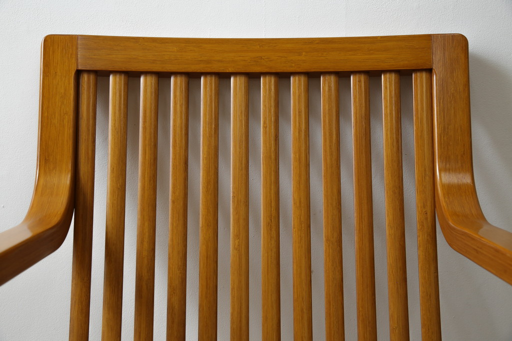 中古　美品　城所右文次デザイン　三越伊勢丹プロパティ・デザイン　Bamboo Chair　滑らかな曲線のデザインが目を惹くバンブーチェアと特注のオットマンのセット(アームチェア、安楽椅子、ディスプレイ、フットスツール)(チェア定価約54万円)(オットマン定価約30万円)(R-081257)