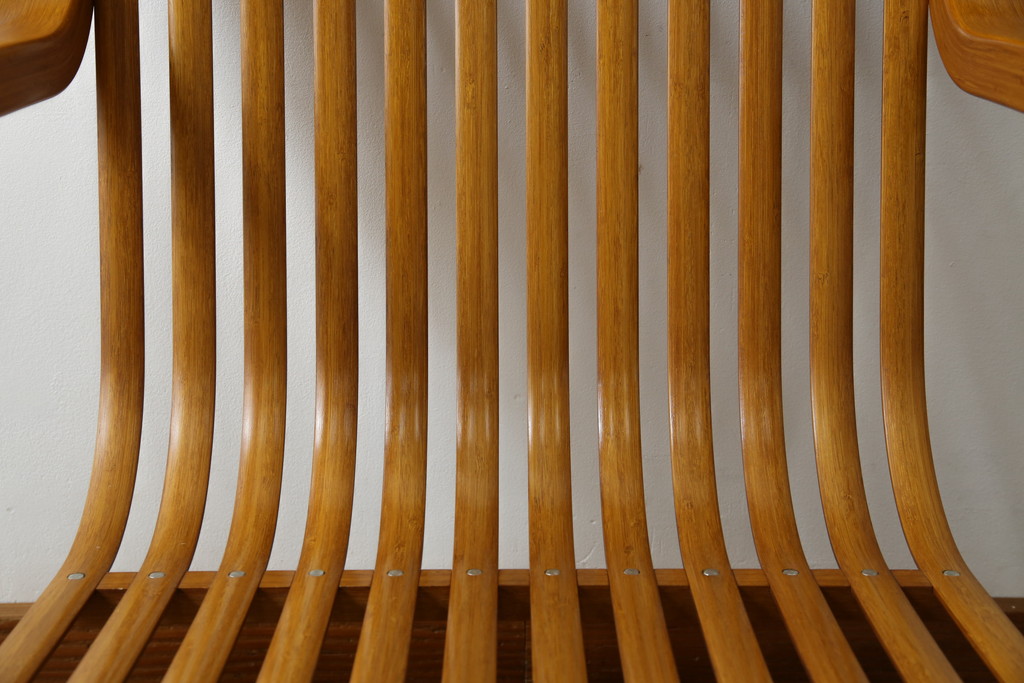 中古　美品　城所右文次デザイン　三越伊勢丹プロパティ・デザイン　Bamboo Chair　滑らかな曲線のデザインが目を惹くバンブーチェアと特注のオットマンのセット(アームチェア、安楽椅子、ディスプレイ、フットスツール)(チェア定価約54万円)(オットマン定価約30万円)(R-081257)