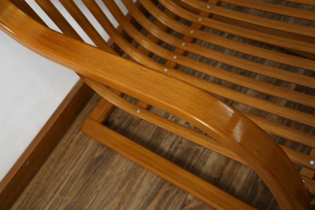 中古　美品　城所右文次デザイン　三越伊勢丹プロパティ・デザイン　Bamboo Chair　滑らかな曲線のデザインが目を惹くバンブーチェアと特注のオットマンのセット(アームチェア、安楽椅子、ディスプレイ、フットスツール)(チェア定価約54万円)(オットマン定価約30万円)(R-081257)