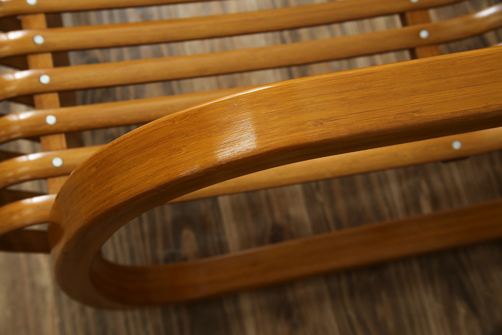 中古　美品　城所右文次デザイン　三越伊勢丹プロパティ・デザイン　Bamboo Chair　滑らかな曲線のデザインが目を惹くバンブーチェアと特注のオットマンのセット(アームチェア、安楽椅子、ディスプレイ、フットスツール)(チェア定価約54万円)(オットマン定価約30万円)(R-081257)