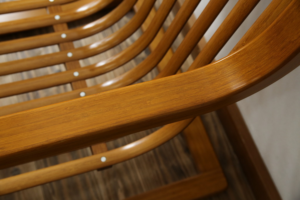中古　美品　城所右文次デザイン　三越伊勢丹プロパティ・デザイン　Bamboo Chair　滑らかな曲線のデザインが目を惹くバンブーチェアと特注のオットマンのセット(アームチェア、安楽椅子、ディスプレイ、フットスツール)(チェア定価約54万円)(オットマン定価約30万円)(R-081257)