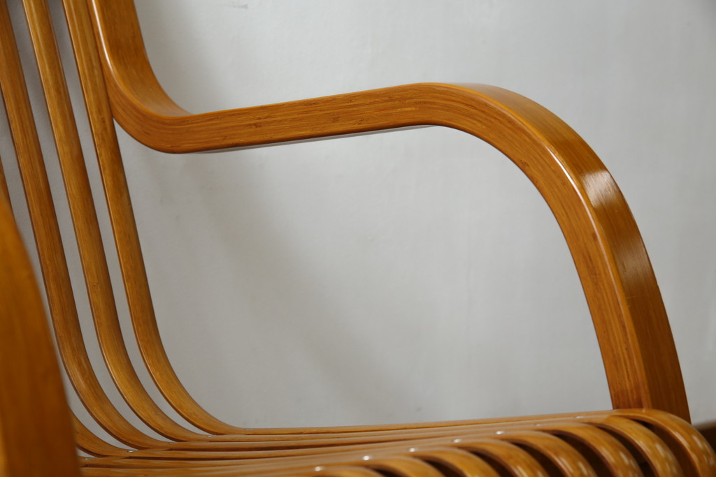 中古　美品　城所右文次デザイン　三越伊勢丹プロパティ・デザイン　Bamboo Chair　滑らかな曲線のデザインが目を惹くバンブーチェアと特注のオットマンのセット(アームチェア、安楽椅子、ディスプレイ、フットスツール)(チェア定価約54万円)(オットマン定価約30万円)(R-081257)