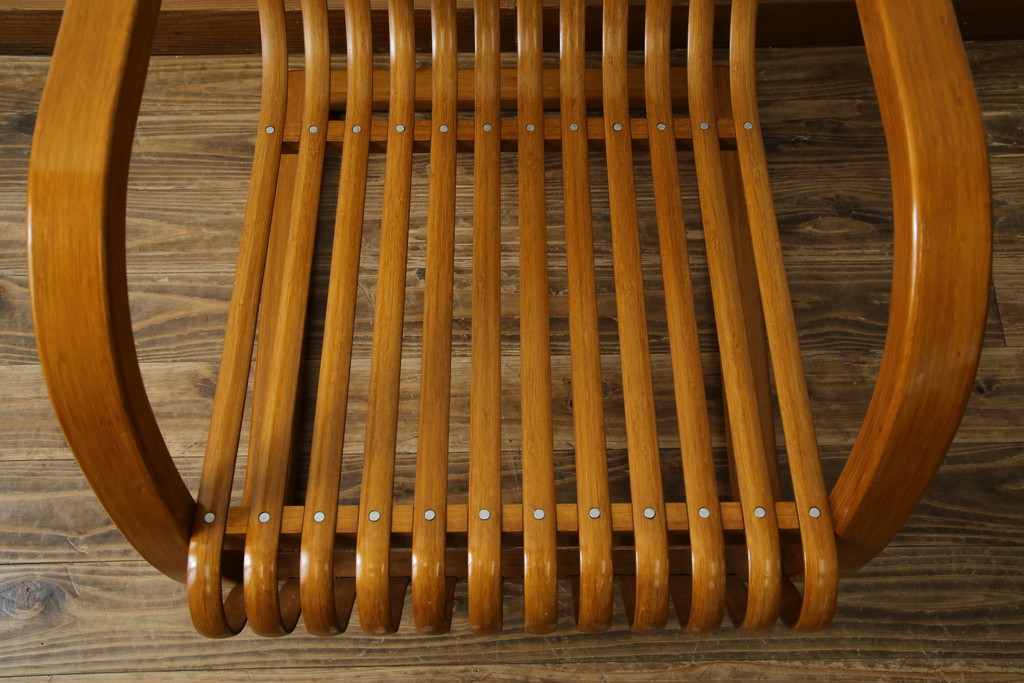 中古　美品　城所右文次デザイン　三越伊勢丹プロパティ・デザイン　Bamboo Chair　滑らかな曲線のデザインが目を惹くバンブーチェアと特注のオットマンのセット(アームチェア、安楽椅子、ディスプレイ、フットスツール)(チェア定価約54万円)(オットマン定価約30万円)(R-081257)