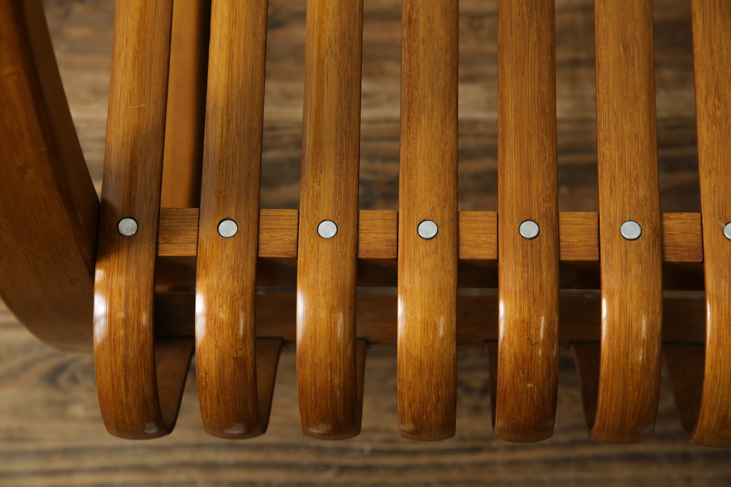 中古　美品　城所右文次デザイン　三越伊勢丹プロパティ・デザイン　Bamboo Chair　滑らかな曲線のデザインが目を惹くバンブーチェアと特注のオットマンのセット(アームチェア、安楽椅子、ディスプレイ、フットスツール)(チェア定価約54万円)(オットマン定価約30万円)(R-081257)