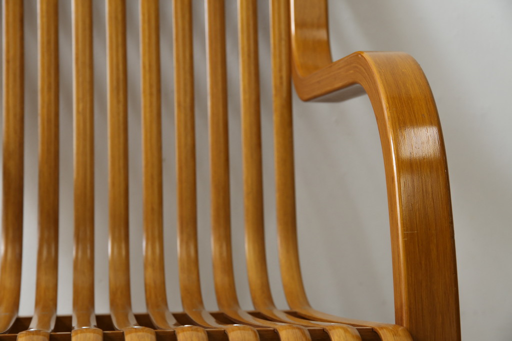 中古　美品　城所右文次デザイン　三越伊勢丹プロパティ・デザイン　Bamboo Chair　滑らかな曲線のデザインが目を惹くバンブーチェアと特注のオットマンのセット(アームチェア、安楽椅子、ディスプレイ、フットスツール)(チェア定価約54万円)(オットマン定価約30万円)(R-081257)