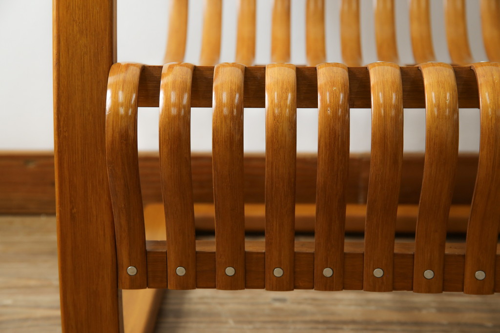 中古　美品　城所右文次デザイン　三越伊勢丹プロパティ・デザイン　Bamboo Chair　滑らかな曲線のデザインが目を惹くバンブーチェアと特注のオットマンのセット(アームチェア、安楽椅子、ディスプレイ、フットスツール)(チェア定価約54万円)(オットマン定価約30万円)(R-081257)