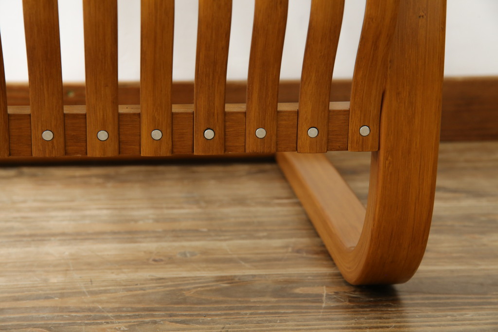 中古　美品　城所右文次デザイン　三越伊勢丹プロパティ・デザイン　Bamboo Chair　滑らかな曲線のデザインが目を惹くバンブーチェアと特注のオットマンのセット(アームチェア、安楽椅子、ディスプレイ、フットスツール)(チェア定価約54万円)(オットマン定価約30万円)(R-081257)