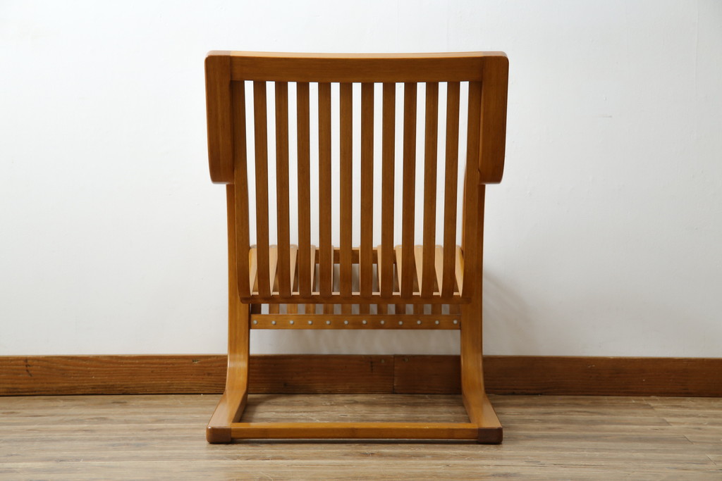 中古　美品　城所右文次デザイン　三越伊勢丹プロパティ・デザイン　Bamboo Chair　滑らかな曲線のデザインが目を惹くバンブーチェアと特注のオットマンのセット(アームチェア、安楽椅子、ディスプレイ、フットスツール)(チェア定価約54万円)(オットマン定価約30万円)(R-081257)