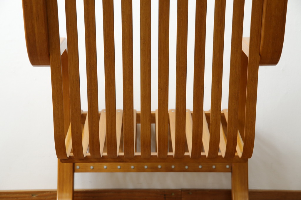 中古　美品　城所右文次デザイン　三越伊勢丹プロパティ・デザイン　Bamboo Chair　滑らかな曲線のデザインが目を惹くバンブーチェアと特注のオットマンのセット(アームチェア、安楽椅子、ディスプレイ、フットスツール)(チェア定価約54万円)(オットマン定価約30万円)(R-081257)