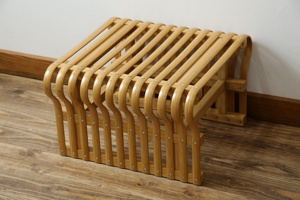 中古　美品　城所右文次デザイン　三越伊勢丹プロパティ・デザイン　Bamboo Chair　滑らかな曲線のデザインが目を惹くバンブーチェアと特注のオットマンのセット(アームチェア、安楽椅子、ディスプレイ、フットスツール)(チェア定価約54万円)(オットマン定価約30万円)(R-081257)