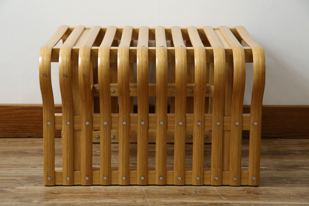 中古　美品　城所右文次デザイン　三越伊勢丹プロパティ・デザイン　Bamboo Chair　滑らかな曲線のデザインが目を惹くバンブーチェアと特注のオットマンのセット(アームチェア、安楽椅子、ディスプレイ、フットスツール)(チェア定価約54万円)(オットマン定価約30万円)(R-081257)