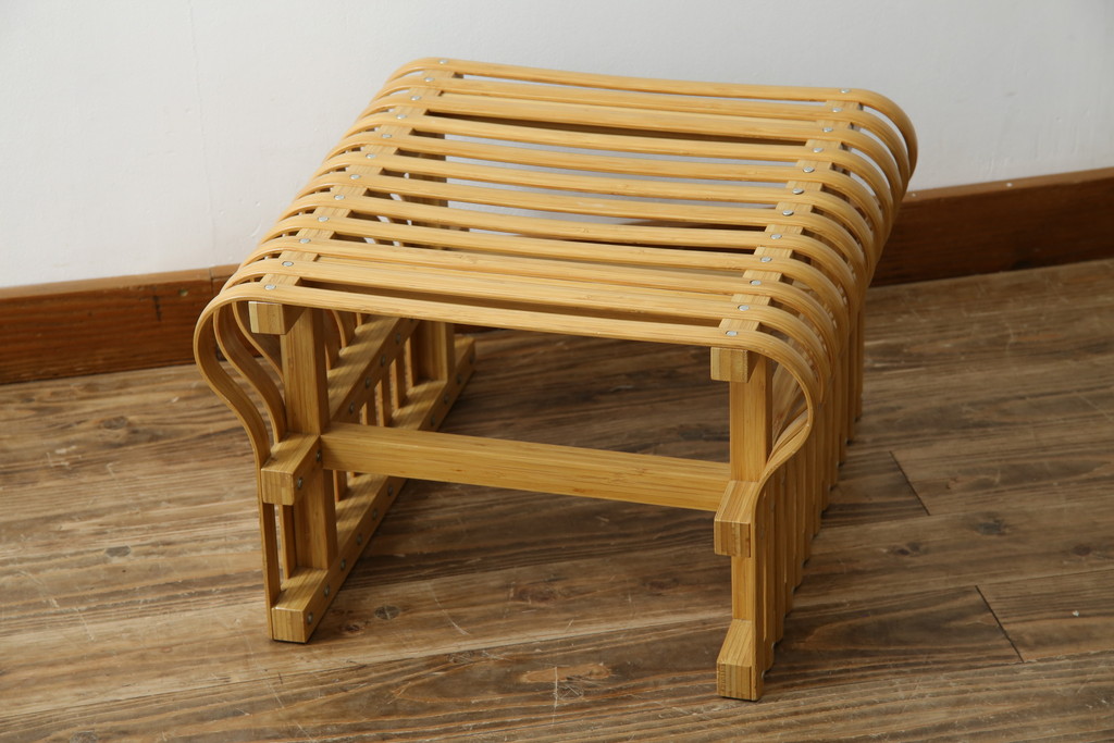 中古　美品　城所右文次デザイン　三越伊勢丹プロパティ・デザイン　Bamboo Chair　滑らかな曲線のデザインが目を惹くバンブーチェアと特注のオットマンのセット(アームチェア、安楽椅子、ディスプレイ、フットスツール)(チェア定価約54万円)(オットマン定価約30万円)(R-081257)