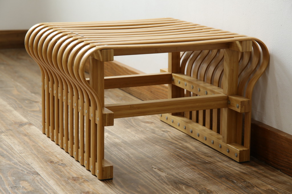 中古　美品　城所右文次デザイン　三越伊勢丹プロパティ・デザイン　Bamboo Chair　滑らかな曲線のデザインが目を惹くバンブーチェアと特注のオットマンのセット(アームチェア、安楽椅子、ディスプレイ、フットスツール)(チェア定価約54万円)(オットマン定価約30万円)(R-081257)