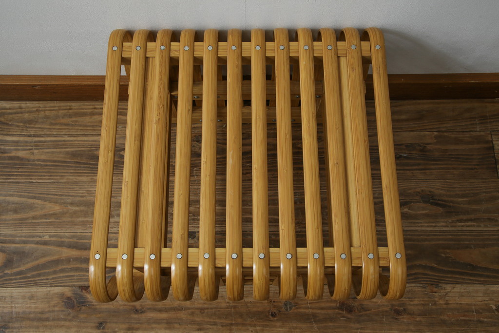 中古　美品　城所右文次デザイン　三越伊勢丹プロパティ・デザイン　Bamboo Chair　滑らかな曲線のデザインが目を惹くバンブーチェアと特注のオットマンのセット(アームチェア、安楽椅子、ディスプレイ、フットスツール)(チェア定価約54万円)(オットマン定価約30万円)(R-081257)