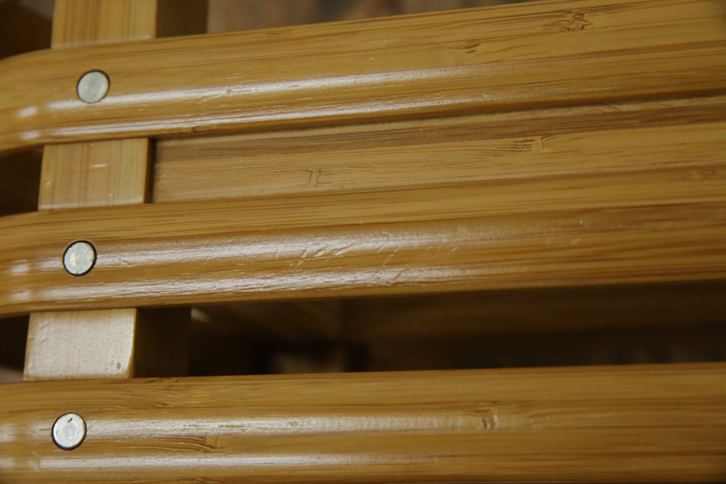中古　美品　城所右文次デザイン　三越伊勢丹プロパティ・デザイン　Bamboo Chair　滑らかな曲線のデザインが目を惹くバンブーチェアと特注のオットマンのセット(アームチェア、安楽椅子、ディスプレイ、フットスツール)(チェア定価約54万円)(オットマン定価約30万円)(R-081257)