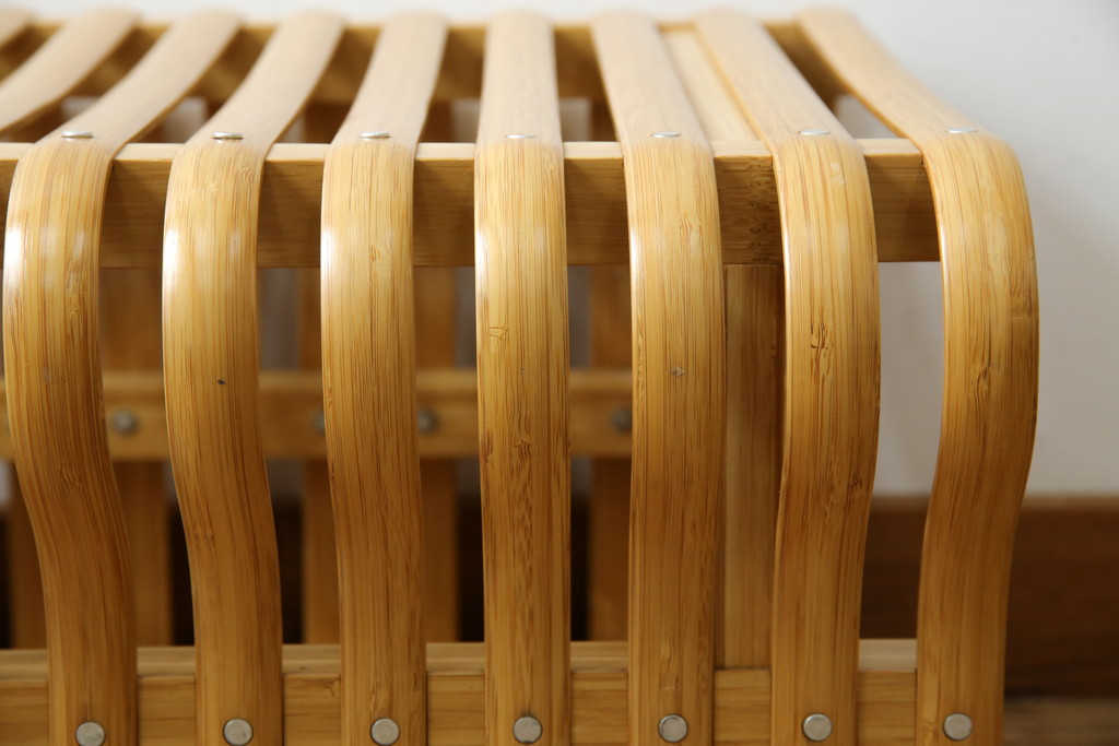 中古　美品　城所右文次デザイン　三越伊勢丹プロパティ・デザイン　Bamboo Chair　滑らかな曲線のデザインが目を惹くバンブーチェアと特注のオットマンのセット(アームチェア、安楽椅子、ディスプレイ、フットスツール)(チェア定価約54万円)(オットマン定価約30万円)(R-081257)