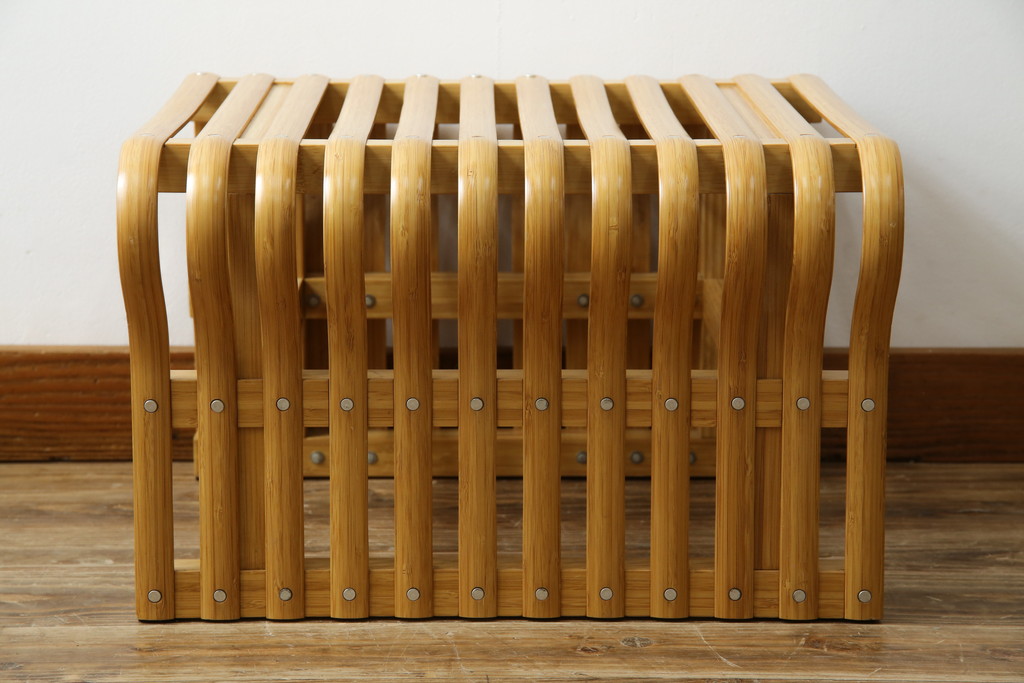 中古　美品　城所右文次デザイン　三越伊勢丹プロパティ・デザイン　Bamboo Chair　滑らかな曲線のデザインが目を惹くバンブーチェアと特注のオットマンのセット(アームチェア、安楽椅子、ディスプレイ、フットスツール)(チェア定価約54万円)(オットマン定価約30万円)(R-081257)