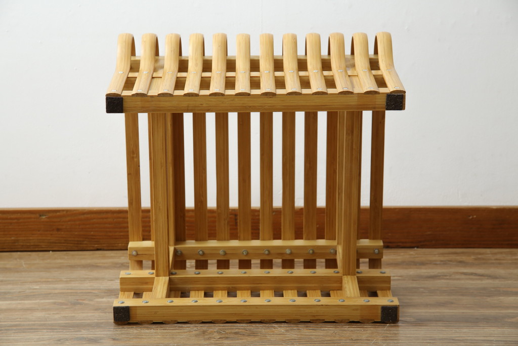 中古　美品　城所右文次デザイン　三越伊勢丹プロパティ・デザイン　Bamboo Chair　滑らかな曲線のデザインが目を惹くバンブーチェアと特注のオットマンのセット(アームチェア、安楽椅子、ディスプレイ、フットスツール)(チェア定価約54万円)(オットマン定価約30万円)(R-081257)