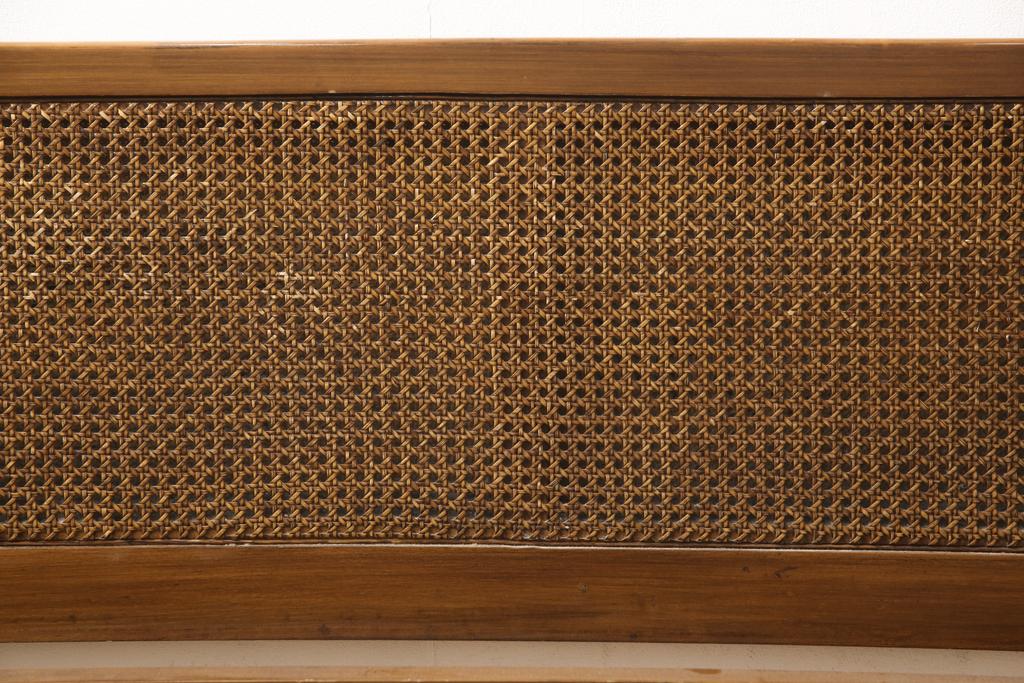中古　美品　サァラ麻布取り扱い　アメリカ高級家具　クラシカルで優雅な佇まいが魅力的なベッドフレーム(クイーンサイズ)(R-057433)