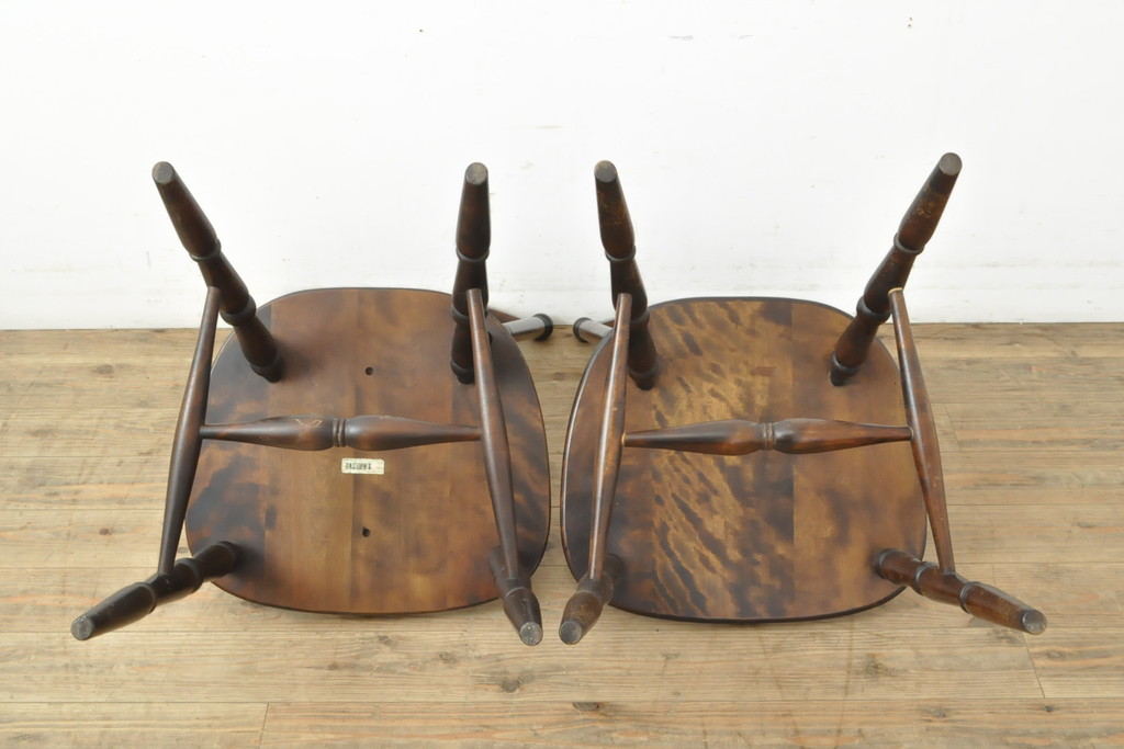 中古　北海道民芸家具　クラシカルな雰囲気を醸し出すスピンドルチェア2脚セット(椅子、イス、板座チェア、ダイニングチェア)(R-058555)