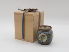 【骨董買取】人間国宝　島岡達三(Shimaoka Tatsuzo)　益子焼　象嵌赤繪草花文小蓋物(赤絵、民芸陶器、蓋付き器、蓋物、茶壺、シュガーポット)を買取りました。