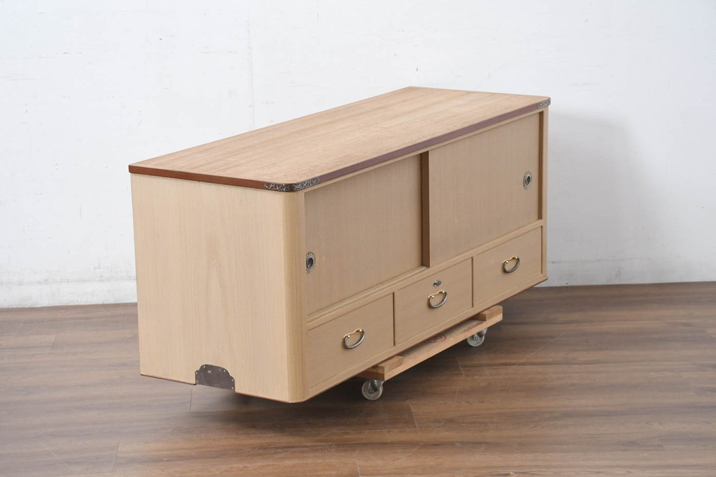 中古　美品　桑材のアクセントと金具が上品な桐箪笥・上段(桐たんす、収納箪笥、和タンス、収納棚、戸棚、ローボード、テレビボード、TVボード、テレビ台、TV台)(R-082626)