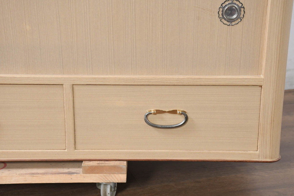 中古　美品　桑材のアクセントと金具が上品な桐箪笥・上段(桐たんす、収納箪笥、和タンス、収納棚、戸棚、ローボード、テレビボード、TVボード、テレビ台、TV台)(R-082626)