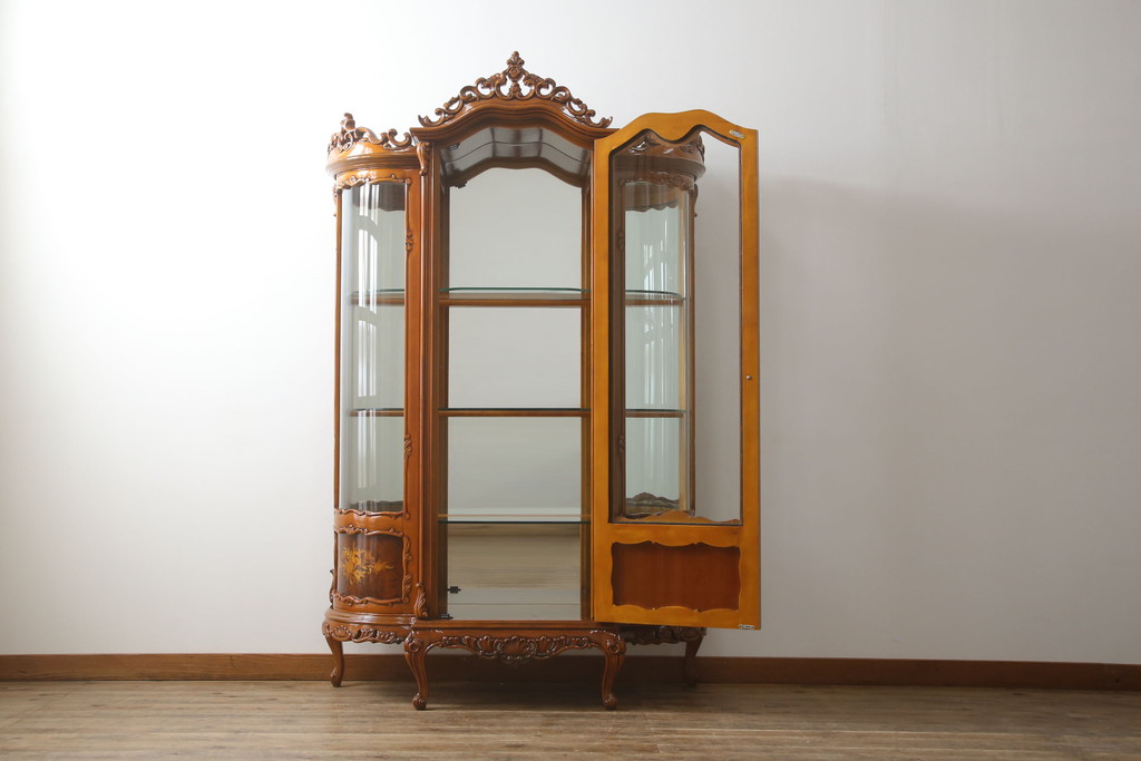 中古　高級イタリア家具　繊細で優美な彫刻入りのロココ調アンティーク風キャビネット(キュリオケース、ガラスケース、ショーケース、飾り棚、店舗什器)(定価約90万円)(R-066920)