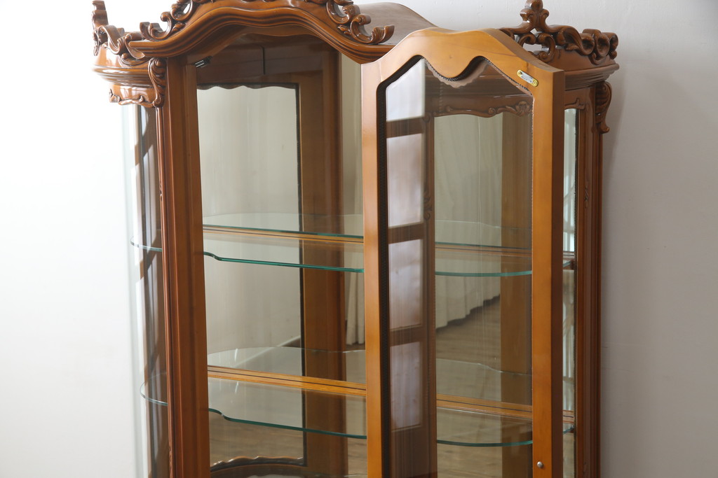 中古　高級イタリア家具　繊細で優美な彫刻入りのロココ調アンティーク風キャビネット(キュリオケース、ガラスケース、ショーケース、飾り棚、店舗什器)(定価約90万円)(R-066920)