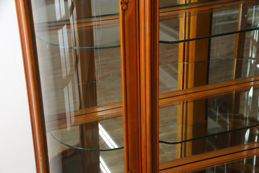 中古　高級イタリア家具　繊細で優美な彫刻入りのロココ調アンティーク風キャビネット(キュリオケース、ガラスケース、ショーケース、飾り棚、店舗什器)(定価約90万円)(R-066920)