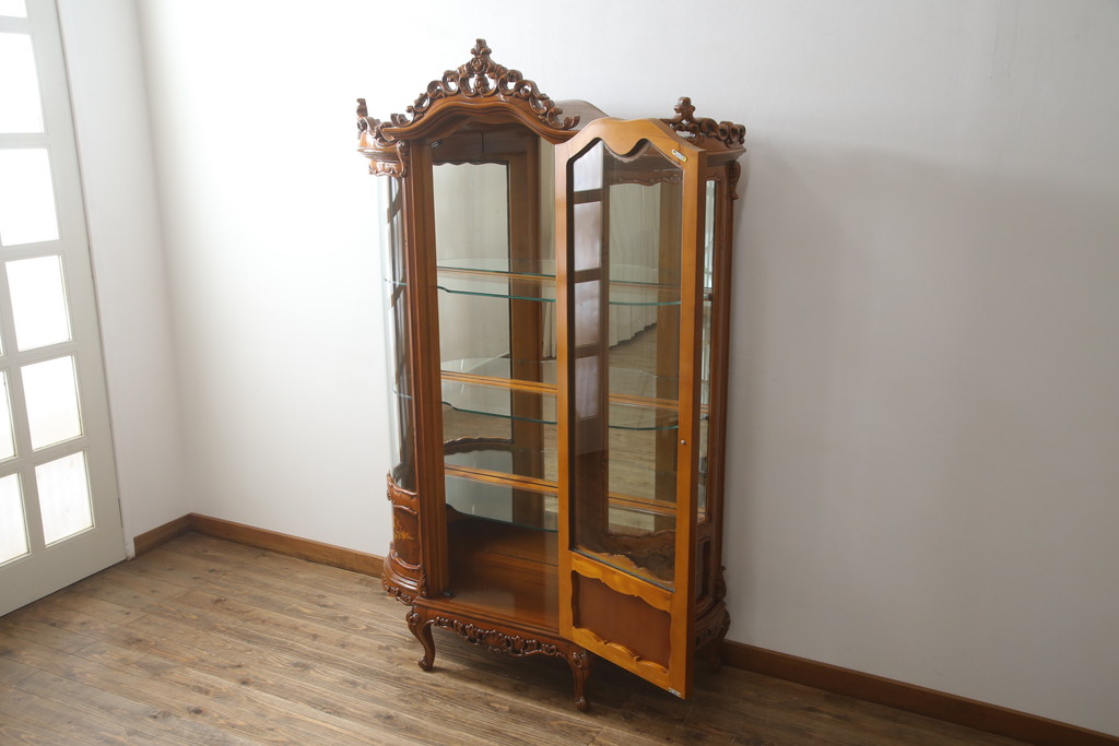 中古　高級イタリア家具　繊細で優美な彫刻入りのロココ調アンティーク風キャビネット(キュリオケース、ガラスケース、ショーケース、飾り棚、店舗什器)(定価約90万円)(R-066920)